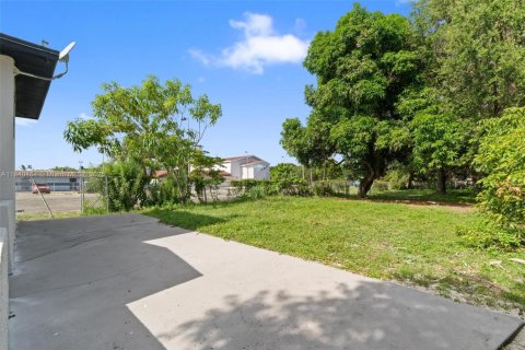 House in Miami Gardens, Florida 4 bedrooms, 160.54 sq.m. № 1828683 - photo 23