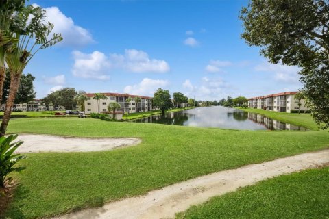 Condo in Pembroke Pines, Florida, 2 bedrooms № 1950764 - photo 16