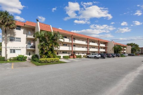 Condo in Pembroke Pines, Florida, 2 bedrooms № 1950764 - photo 17