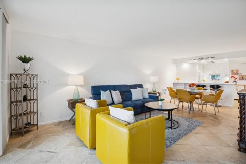 Condo in Pembroke Pines, Florida, 2 bedrooms № 1950764 - photo 7