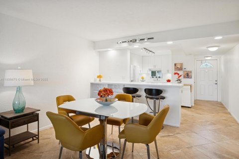 Condo in Pembroke Pines, Florida, 2 bedrooms № 1950764 - photo 8