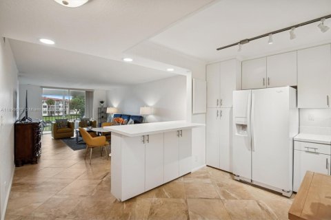 Condo in Pembroke Pines, Florida, 2 bedrooms № 1950764 - photo 2