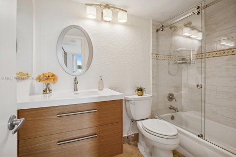 Condo in Pembroke Pines, Florida, 2 bedrooms № 1950764 - photo 14