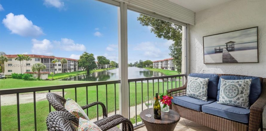 Condo in Pembroke Pines, Florida, 2 bedrooms № 1950764