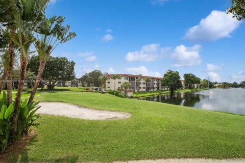 Condo in Pembroke Pines, Florida, 2 bedrooms № 1950764 - photo 15