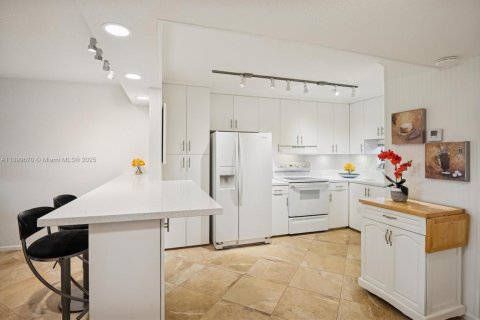 Condo in Pembroke Pines, Florida, 2 bedrooms № 1950764 - photo 9