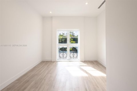 Купить таунхаус в Корал-Гейблс, Флорида 3 спальни, 237.83м2, № 2021100 - фото 17