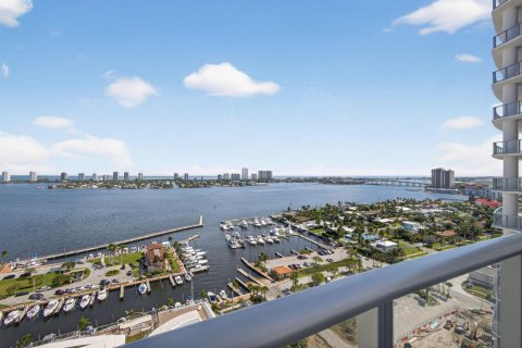 Condo in Lake Park, Florida, 3 bedrooms  № 2158425 - photo 15