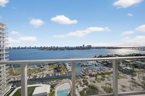 Condo in Lake Park, Florida, 3 bedrooms  № 2158425 - photo 16