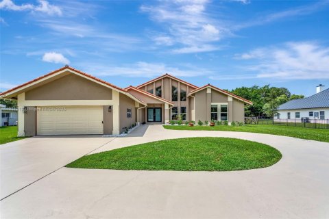 Villa ou maison à vendre à Davie, Floride: 4 chambres, 279.08 m2 № 1821530 - photo 1