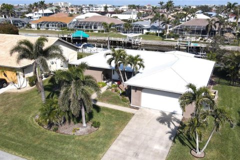 House in Punta Gorda, Florida 2 bedrooms, 167.87 sq.m. № 1544586 - photo 1