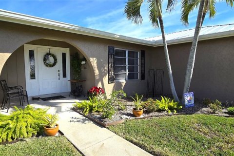 House in Punta Gorda, Florida 2 bedrooms, 167.87 sq.m. № 1544586 - photo 2
