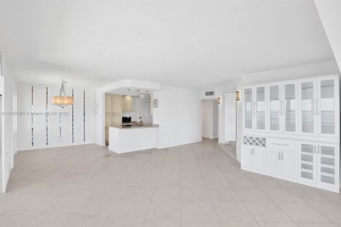 Condo in Pompano Beach, Florida, 3 bedrooms  № 1830596 - photo 9