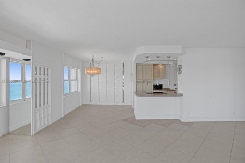 Condo in Pompano Beach, Florida, 3 bedrooms  № 1830596 - photo 13