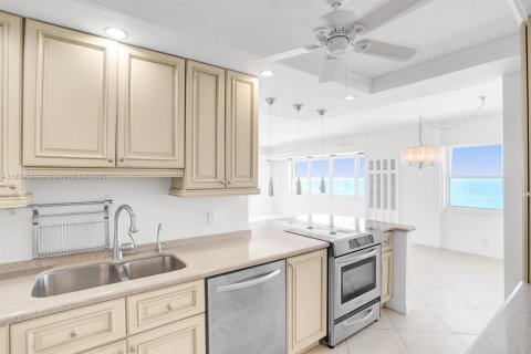 Condo in Pompano Beach, Florida, 3 bedrooms  № 1830596 - photo 15