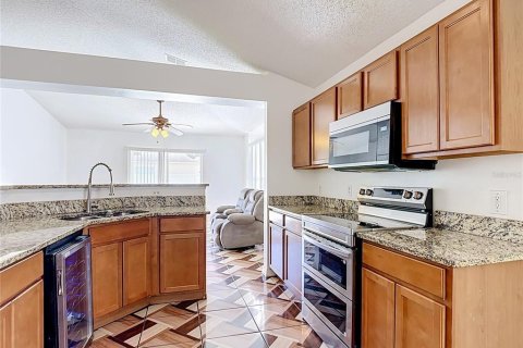 Villa ou maison à vendre à Kissimmee, Floride: 4 chambres, 174.1 m2 № 2437163 - photo 3
