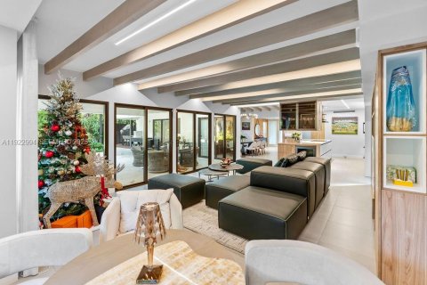 Villa ou maison à vendre à Miami, Floride: 5 chambres, 305.28 m2 № 2003163 - photo 16