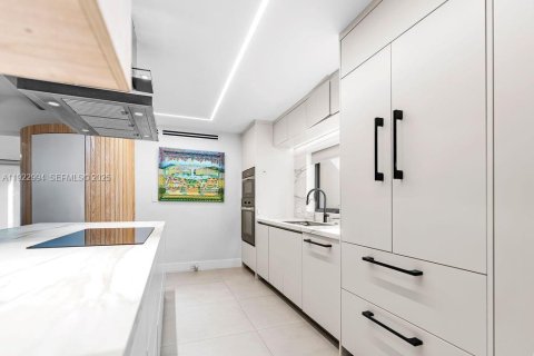 Villa ou maison à vendre à Miami, Floride: 5 chambres, 305.28 m2 № 2003163 - photo 13