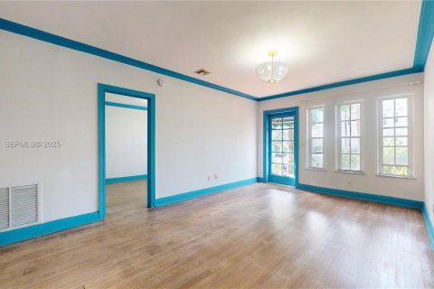 Купить виллу или дом в Майами-Бич, Флорида 1 спальня, 60.39м2, № 1976372 - фото 6