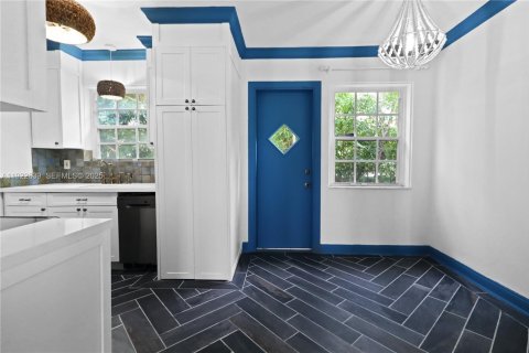 Купить виллу или дом в Майами-Бич, Флорида 1 спальня, 60.39м2, № 1976372 - фото 10