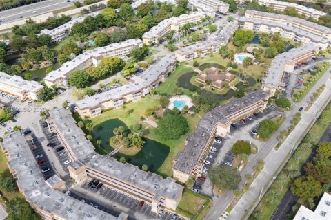 Снять в аренду кондоминиум в Лодердейл-Лейкс, Флорида 1 спальня, 63.55м2, № 2027626 - фото 16