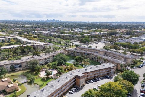 Снять в аренду кондоминиум в Лодердейл-Лейкс, Флорида 1 спальня, 63.55м2, № 2027626 - фото 25