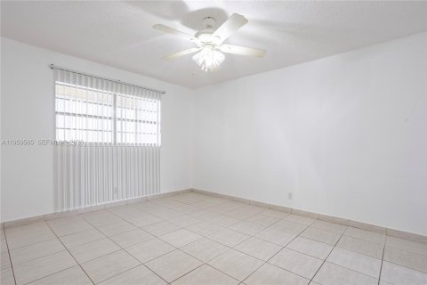 Снять в аренду кондоминиум в Лодердейл-Лейкс, Флорида 1 спальня, 63.55м2, № 2027626 - фото 8