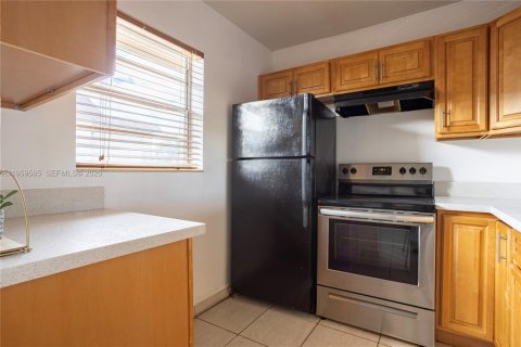 Снять в аренду кондоминиум в Лодердейл-Лейкс, Флорида 1 спальня, 63.55м2, № 2027626 - фото 4