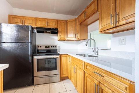 Кондоминиум с 1 спальней в Лодердейл-Лейкс, Флорида № 2027626