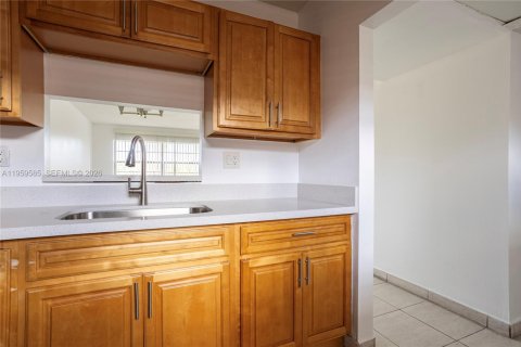 Снять в аренду кондоминиум в Лодердейл-Лейкс, Флорида 1 спальня, 63.55м2, № 2027626 - фото 3