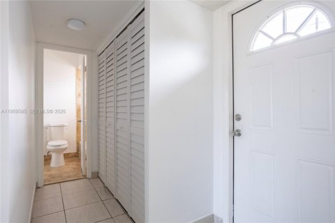 Снять в аренду кондоминиум в Лодердейл-Лейкс, Флорида 1 спальня, 63.55м2, № 2027626 - фото 10