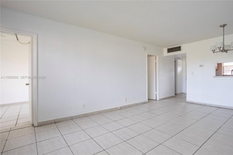 Снять в аренду кондоминиум в Лодердейл-Лейкс, Флорида 1 спальня, 63.55м2, № 2027626 - фото 6