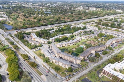 Снять в аренду кондоминиум в Лодердейл-Лейкс, Флорида 1 спальня, 63.55м2, № 2027626 - фото 19