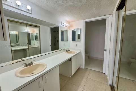 Touwnhouse à louer à Miami, Floride: 2 chambres, 93.83 m2 № 1989462 - photo 13