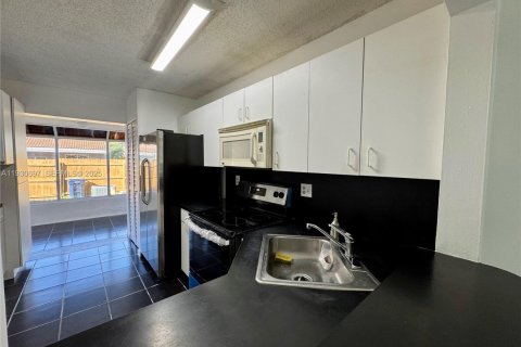 Touwnhouse à louer à Miami, Floride: 2 chambres, 93.83 m2 № 1989462 - photo 17