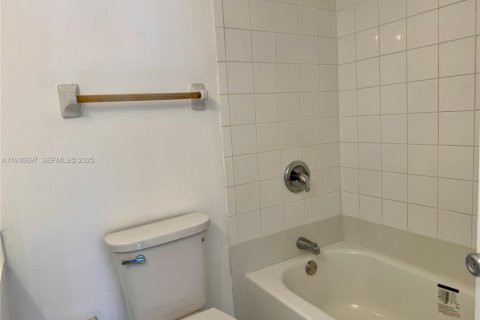 Touwnhouse à louer à Miami, Floride: 2 chambres, 93.83 m2 № 1989462 - photo 7