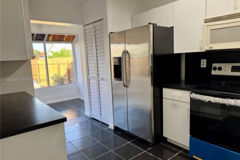 Touwnhouse à louer à Miami, Floride: 2 chambres, 93.83 m2 № 1989462 - photo 10