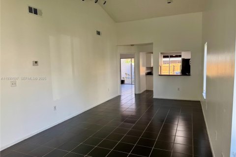 Touwnhouse à louer à Miami, Floride: 2 chambres, 93.83 m2 № 1989462 - photo 3