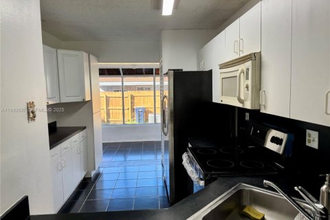 Touwnhouse à louer à Miami, Floride: 2 chambres, 93.83 m2 № 1989462 - photo 18