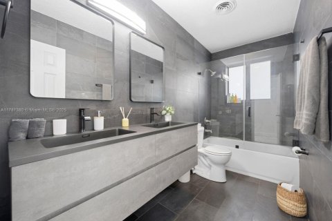 Casa en venta en North Miami Beach, Florida, 4 dormitorios, 190.64 m2 № 1865602 - foto 7