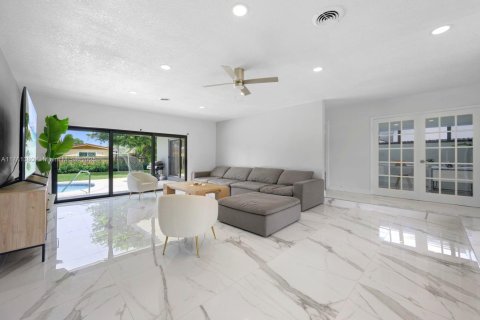 Casa en venta en North Miami Beach, Florida, 4 dormitorios, 190.64 m2 № 1865602 - foto 23