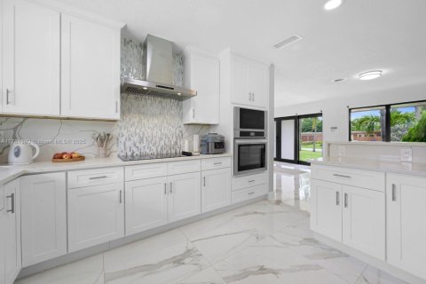 Casa en venta en North Miami Beach, Florida, 4 dormitorios, 190.64 m2 № 1865602 - foto 2