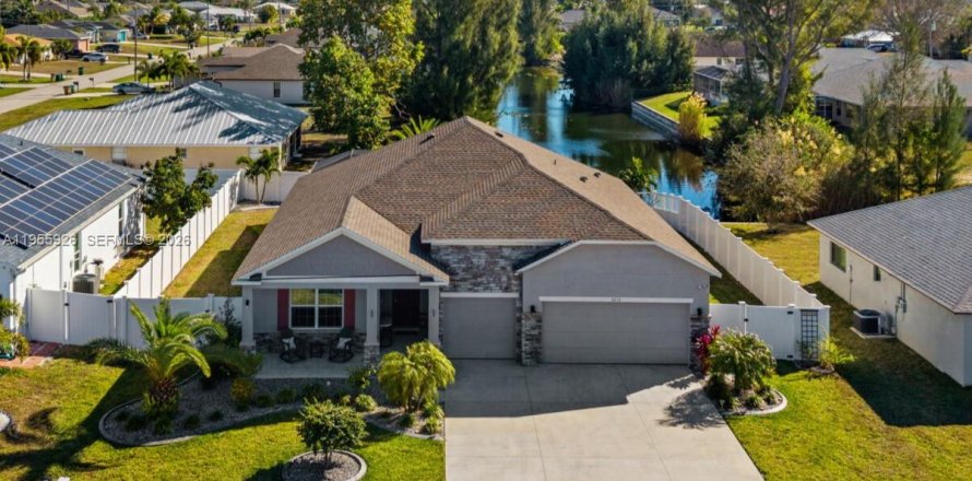 Casa en Cape Coral, Florida 3 dormitorios, 192.03 m2 № 2019863