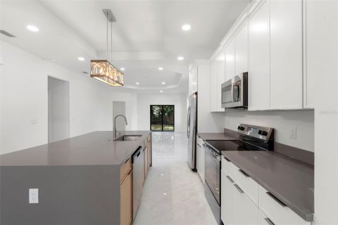 House in Tampa, Florida 3 bedrooms, 159.79 sq.m. № 2368883 - photo 6