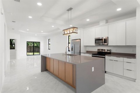 House in Tampa, Florida 3 bedrooms, 159.79 sq.m. № 2368883 - photo 4