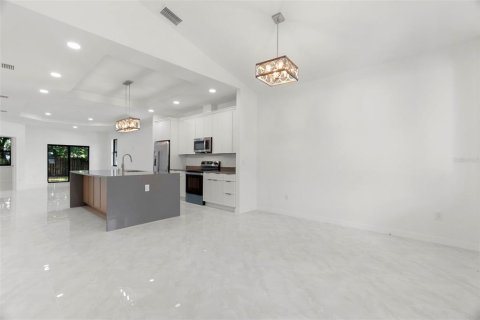 House in Tampa, Florida 3 bedrooms, 159.79 sq.m. № 2368883 - photo 9