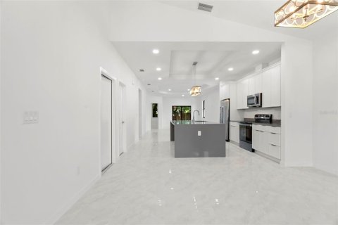 House in Tampa, Florida 3 bedrooms, 159.79 sq.m. № 2368883 - photo 8