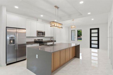 House in Tampa, Florida 3 bedrooms, 159.79 sq.m. № 2368883 - photo 3