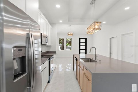 House in Tampa, Florida 3 bedrooms, 159.79 sq.m. № 2368883 - photo 5
