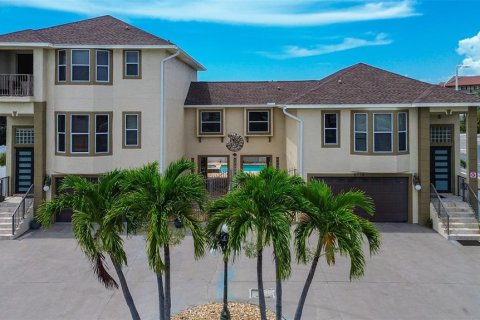 Dúplex en venta en Saint Pete Beach, Florida, 5 dormitorios, 326.92 m2 № 1843952 - foto 1